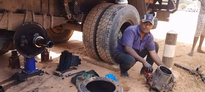 Lorry mechanic లారీ మెకానిక్3