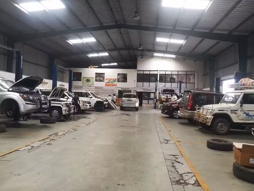 Mahindra Automotive Manufacturers &ndash; SUV & Commercial Vehicle Showroom