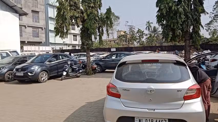 Tata Motors Cars Service Centre – Nili Motors, Purana Bazaar