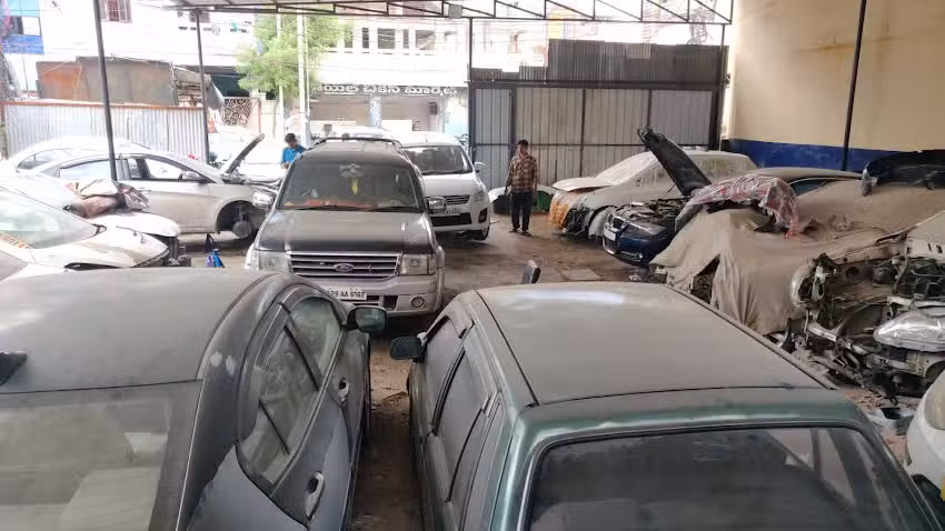 The trusty wrench multi-brand car work Shop